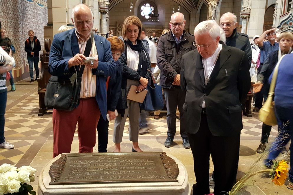 Il cardinale Gualtiero Bassetti di fronte alla tomba di Lutero a Wittenberg