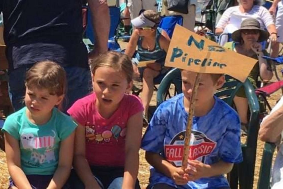 Anche i bambini partecipano alla protesta pacifica