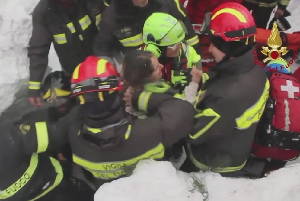 Una superstite estratta viva durante i soccorsi. Sotto: una foto dell’hotel scattata dai clienti del resort la mattina del 18 gennaio 2017, poche ore prima che la valanga si abbattesse sulla struttura alberghiera
