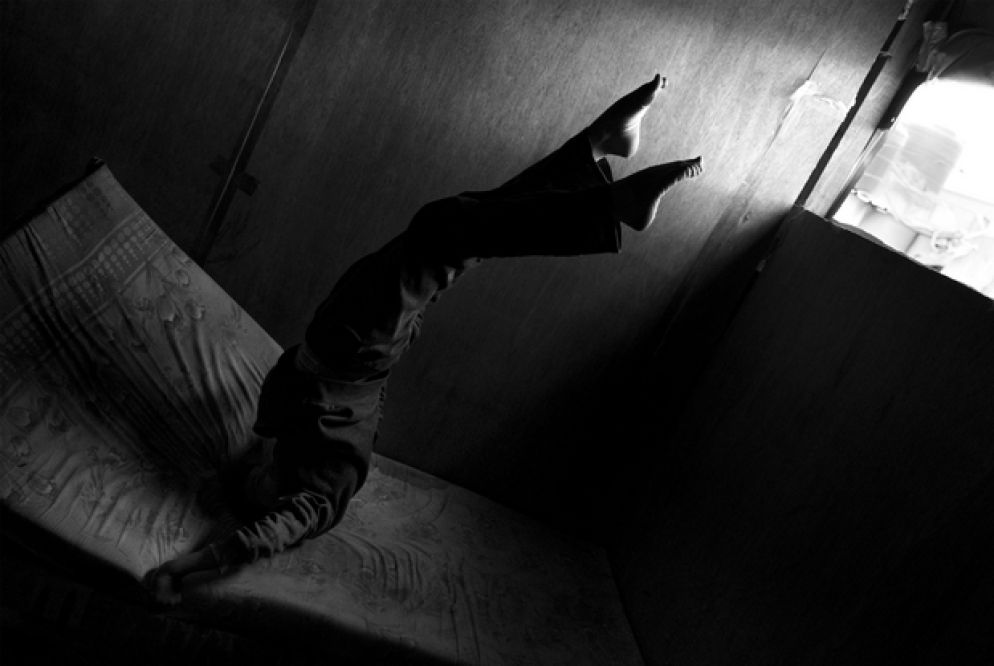 © Alessio Cupelli. Nadab. Un bambino siriano nella sua baracca nella Valle della Beqa