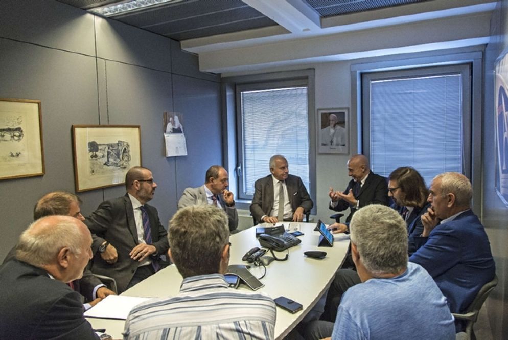 Il tavolo del forum: con il responsabile del Viminale, i capi dei servizi di politica e cronaca e alcuni inviati