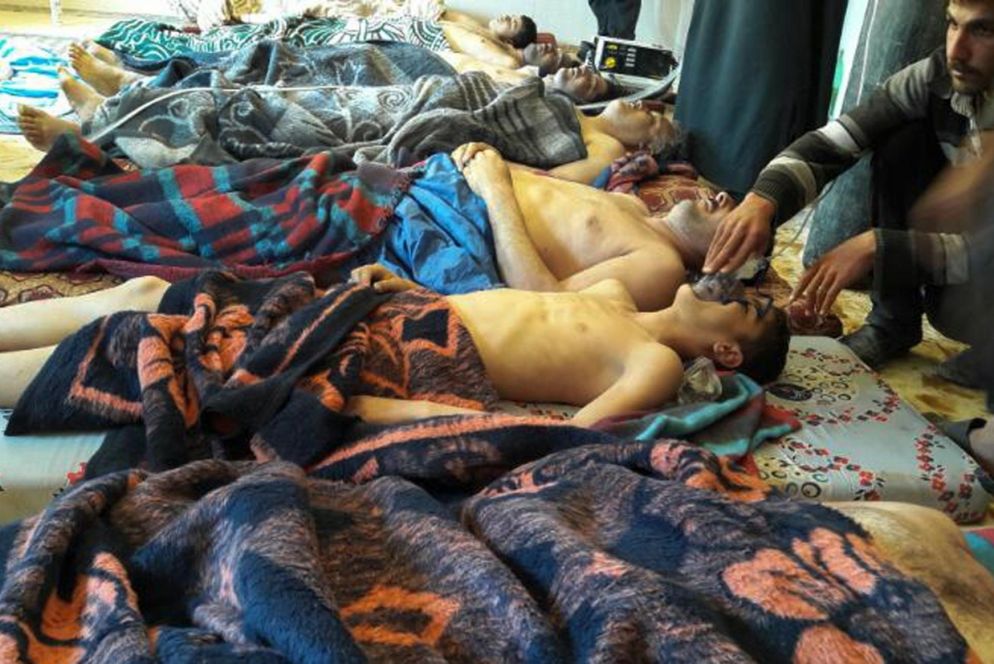 Una foto del 4 aprile distribuita da Ansa: i soccorsi alle vittime del bombardamento chimico a Khan Sheikoun, in Siria