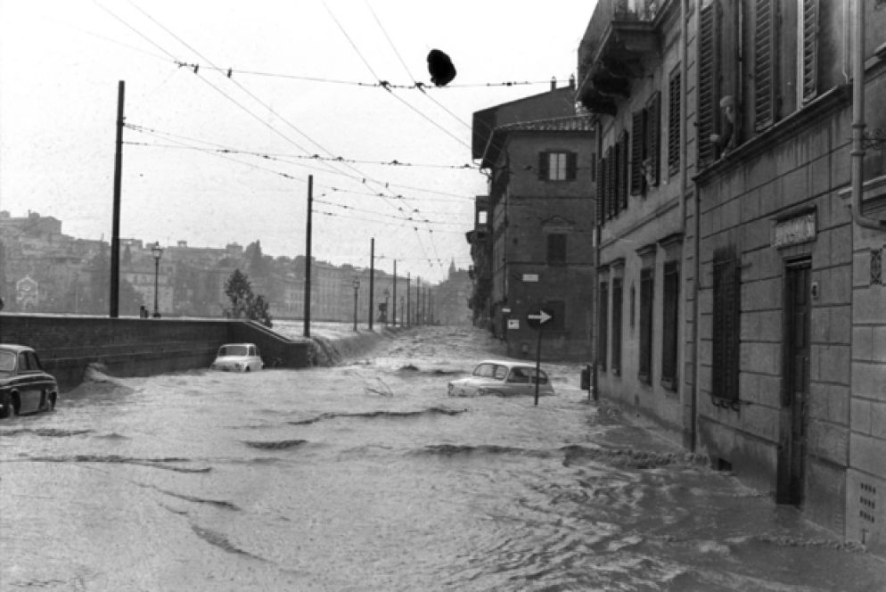 I lungarni di Firenze invasi dalle acque