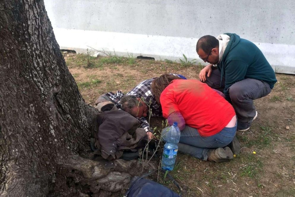 Un manifestante soccorso dopo gli scontri (Ansa)