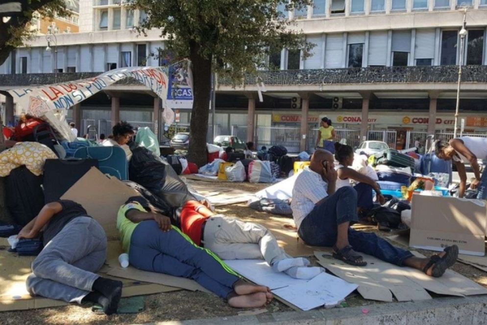 Buttati in strada, senza prevedere un alloggio dopo lo sgombero