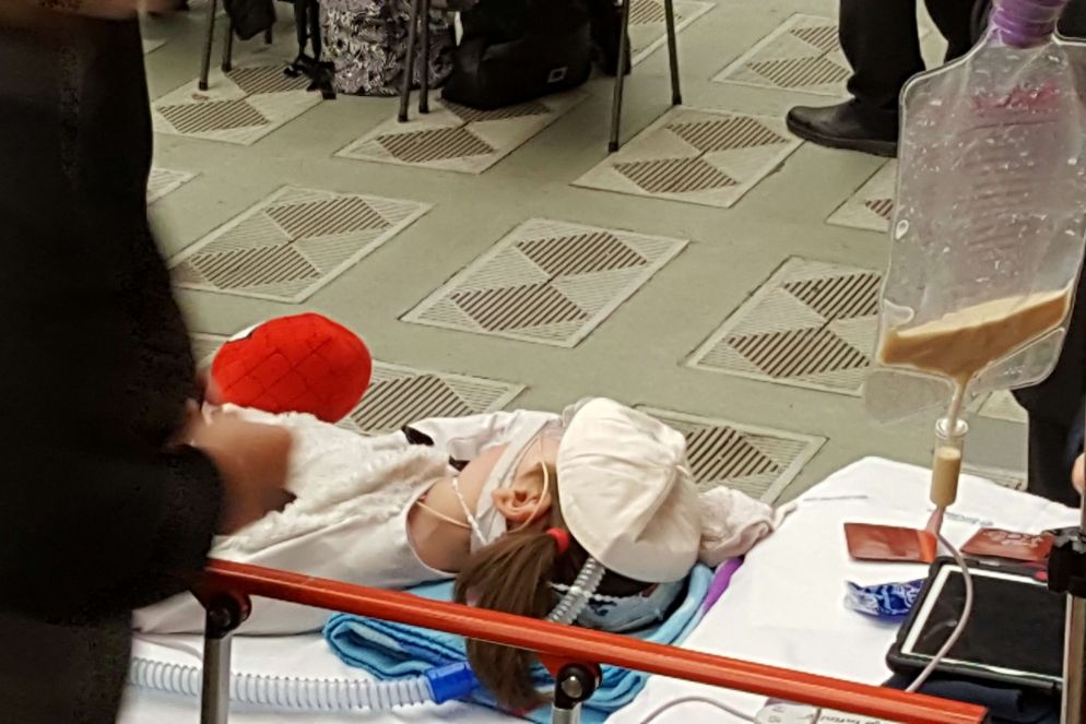 Noemi nel lettino con la papalina che Papa Francesco le ha donato (Luca Liverani)