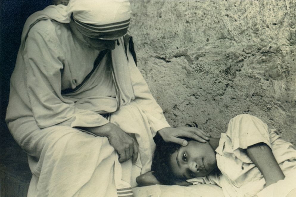 Madre Teresa china su un bambino