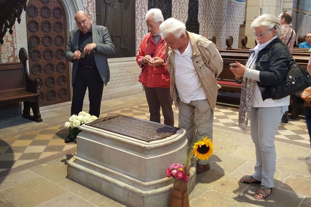 La tomba di Lutero nella chiesa del castello a Wittenberg in Germania