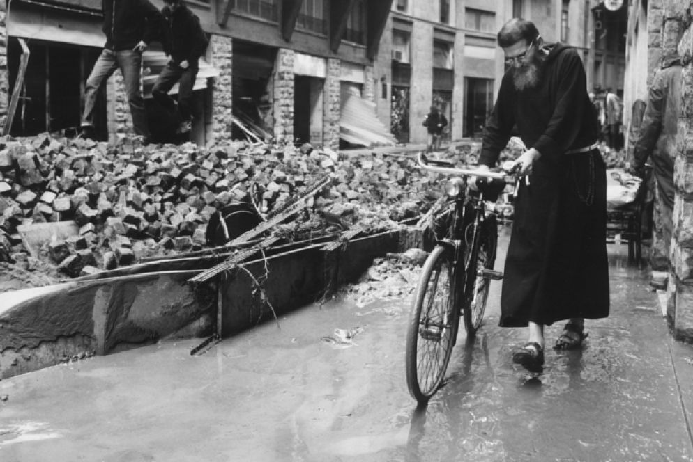 Un religioso per le strade alluvionate di Firenze