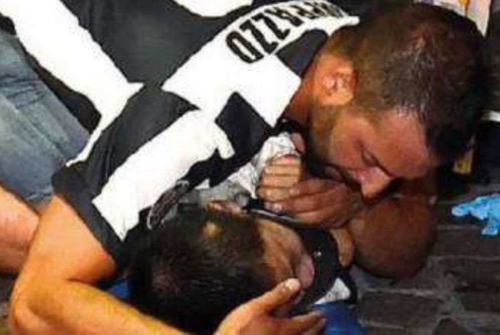 Kelvin (che migliora) e i suoi salvatori - È sveglio e cosciente Kelvin, il bambino di 7 anni schiacciato dalla folla di piazza San Carlo. Il piccolo resta in prognosi riservata per precauzione, ma nei prossimi giorni uscirà dalla rianimazione per essere ricoverato in un reparto di degenza. Lo hanno salvato due ragazzi: un senegalese e un italiano (nella foto) che lo hanno protetto. Ieri Isak Nokho, il giovane senegalese, ha incontrato la mamma del bambino all’ospedale Regina Margherita di Torino. A raccontare l’incontro è il quotidiano "Il Tirreno" che ha organizzato il viaggio del giovane che vive a Fucecchio (Firenze). «Grazie per averlo salvato». «Non lo dire, ho fatto ciò che avrebbe fatto chiunque»: è lo scambio di battute tra i due riportato dal quotidiano. Intanto restano ancora gravi le condizioni della ragazza di 26 anni, in coma farmacologico per trauma toracico, e di una donna di 63 che ha riportato un trauma toracico da schiacciamento.