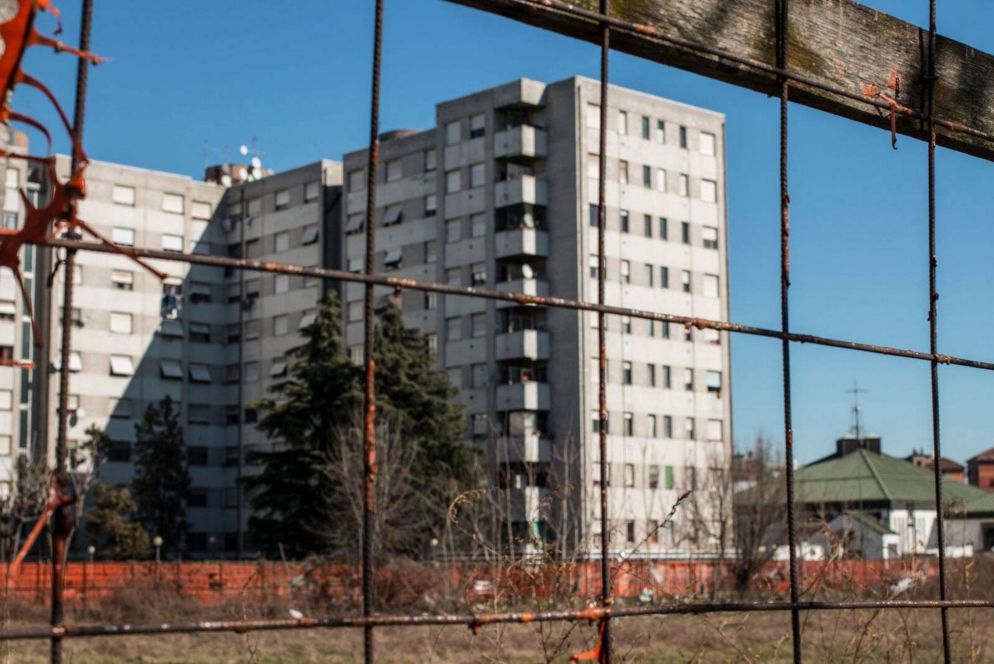 La parrocchia di San Galdino, a fianco dei caseggiati popolari di via Salomone (Foto Solaini)