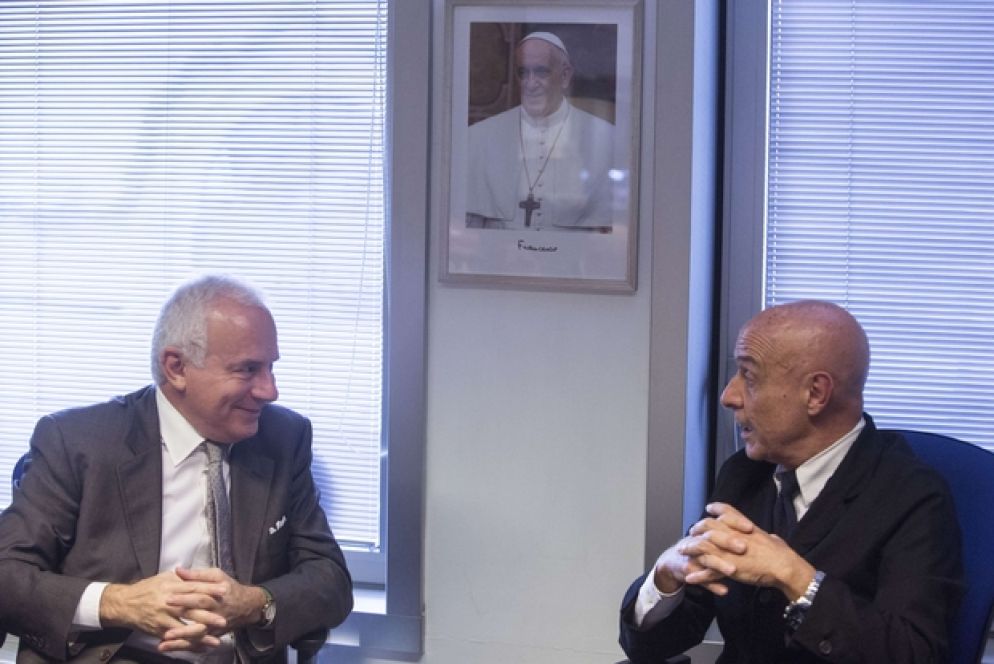 Il ministro dell’Interno, Marco Minniti, con il direttore di "Avvenire", Marco Tarquinio, nella sede della redazione romana del giornale