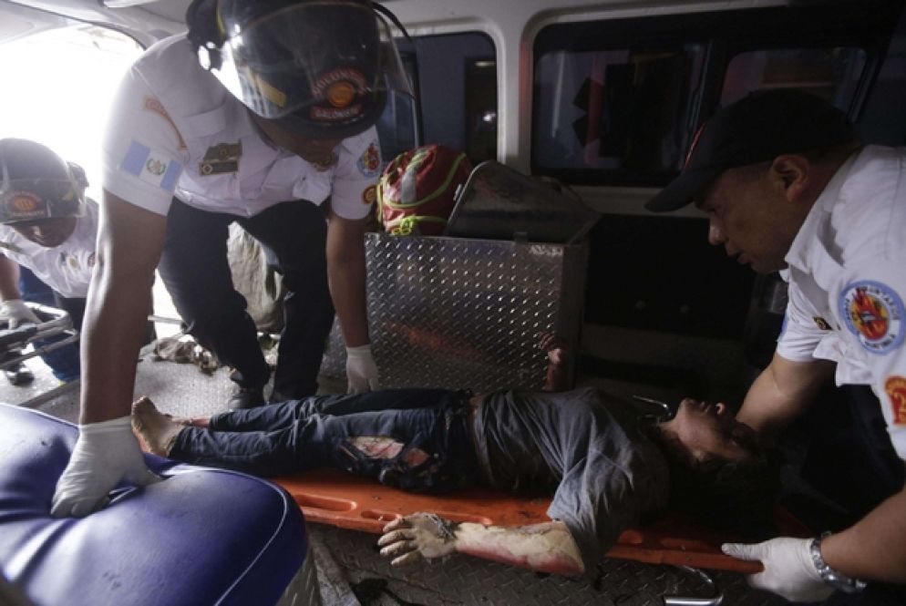 I soccorsi ai ragazzi intossicati nel rogo (Epa)