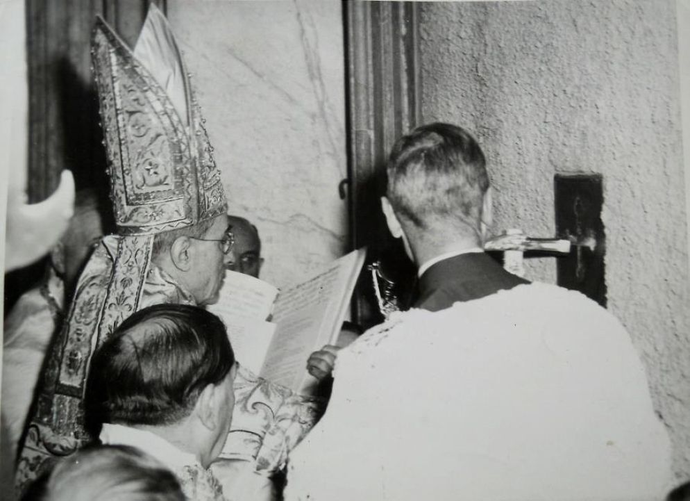 L'apertura del Giubileo del 1950 della Porta Santa in San Pietro da parte di Pio XII nel dicembre del 1949