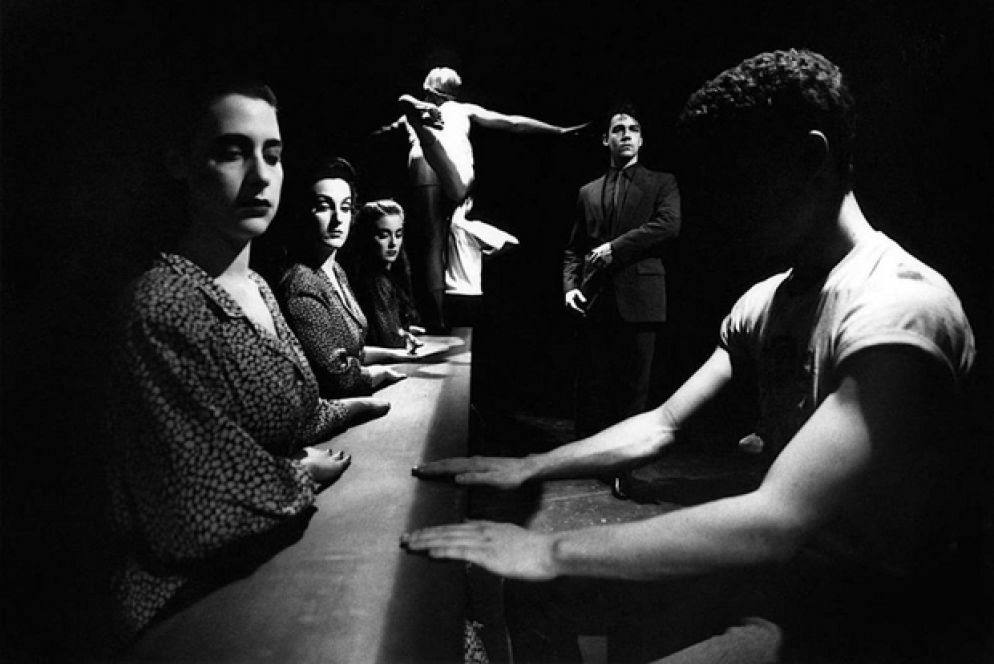 Una scena di "Hamletmachine" di Bob Wilson con gli allievi dell'Accademia d'Arte Drammatica Silvio D'Amico di Roma