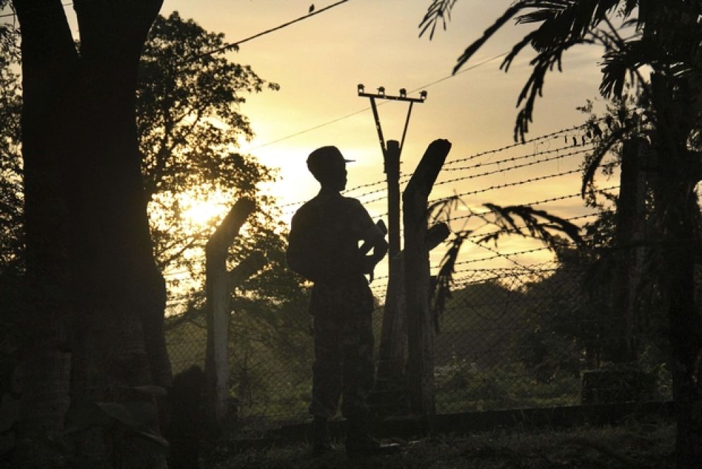 Un posto di guardia sul confine col Bangladesh poco dopo un attacco (Ansa)
