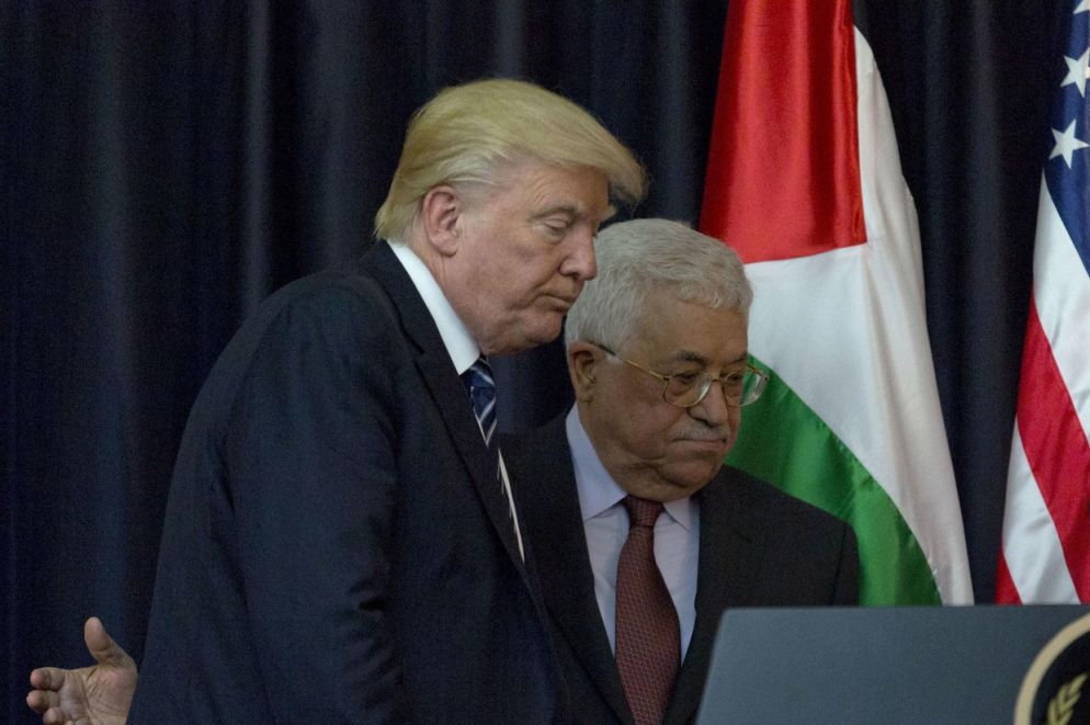 Il presidente dell'Anp e dell'Olp Abu Mazen con Donald Trump (Ansa)