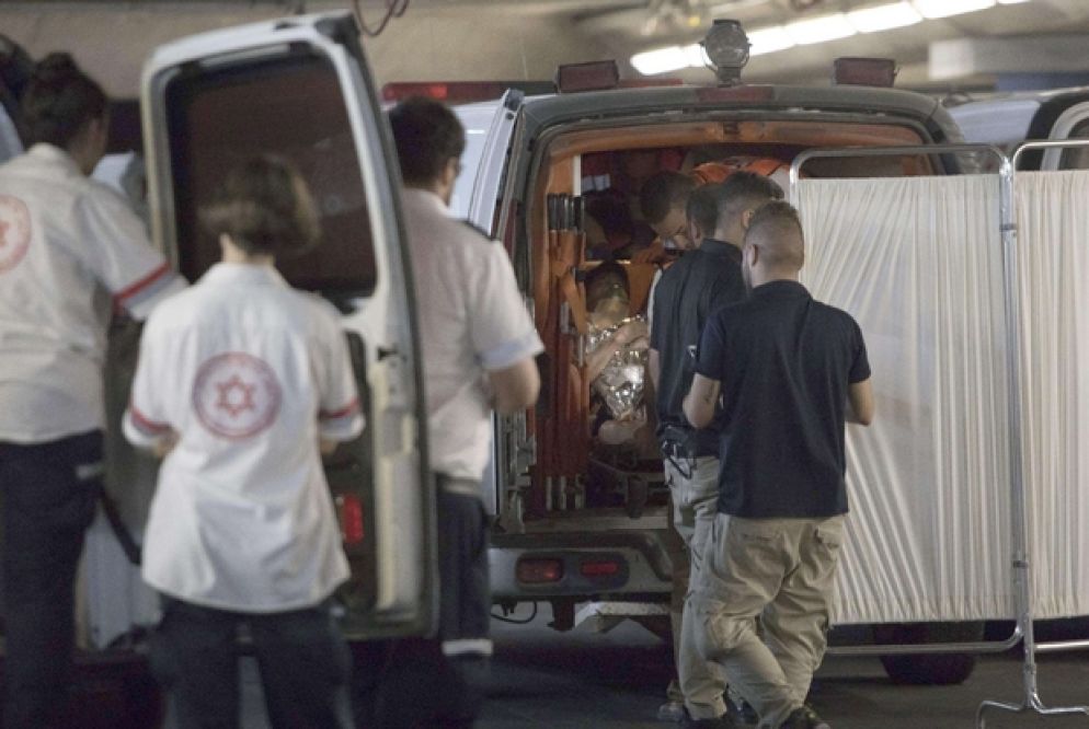 Soccorsi a uno dei feriti nell'insediamento di Halamish in Cisgiordania (Ansa)