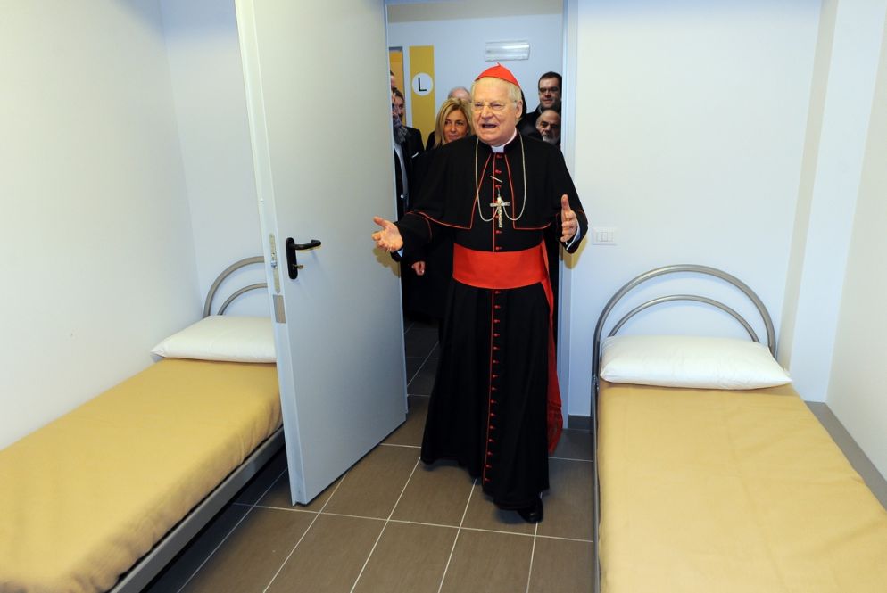 Il 16 dicembre 2011. L'arcivescovo di Milano, Angelo Scola, visita una delle stanze del nuovo Rifugio della Caritas Ambrosiana inaugurato a Milano (Ansa)