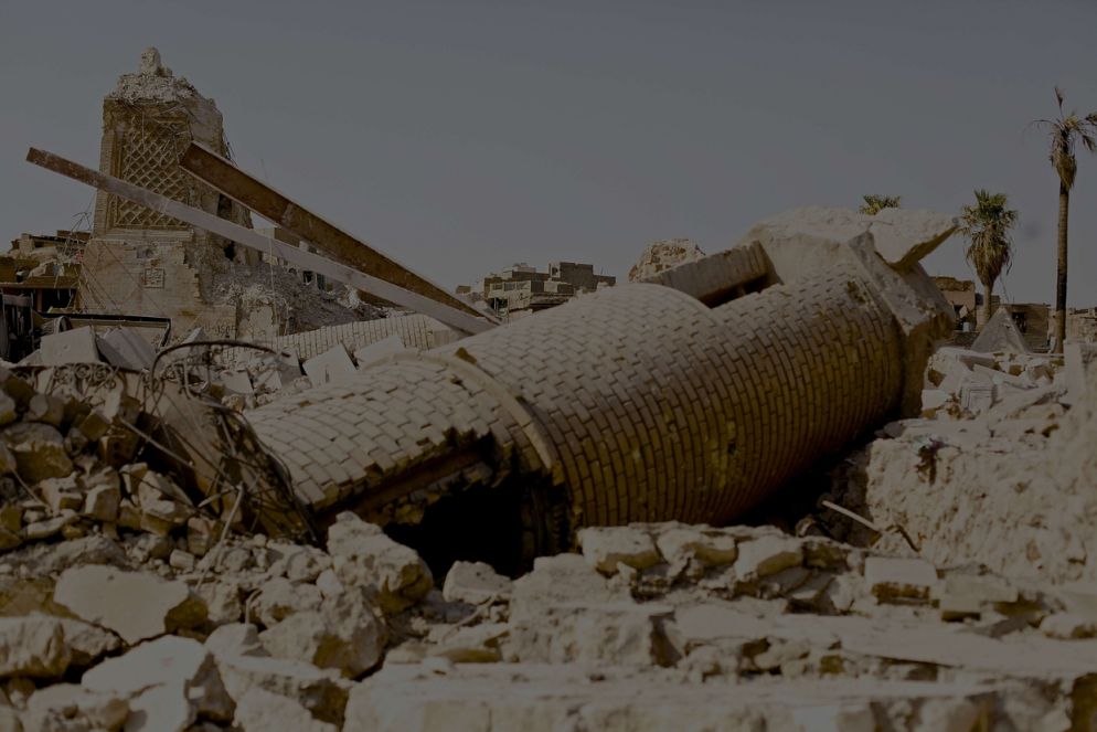 Il minareto di al Hadba caduto in pezzi dopo la battaglia e l’esplosione