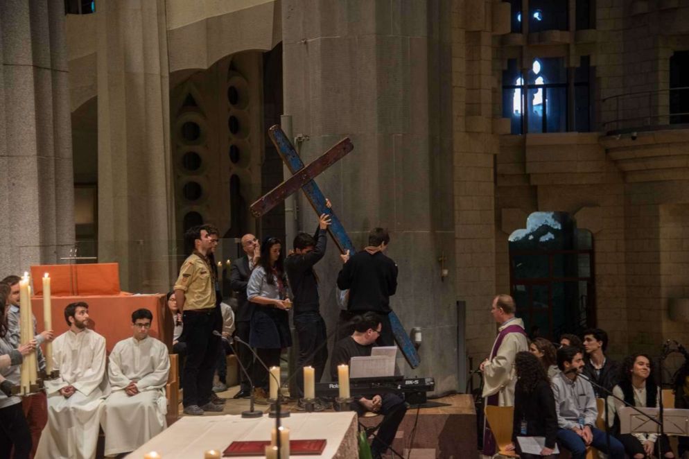 La croce di Lampedusa alla Sagrada Familia portata da alcuni giovani (Foto Diocesi di Barcellona)