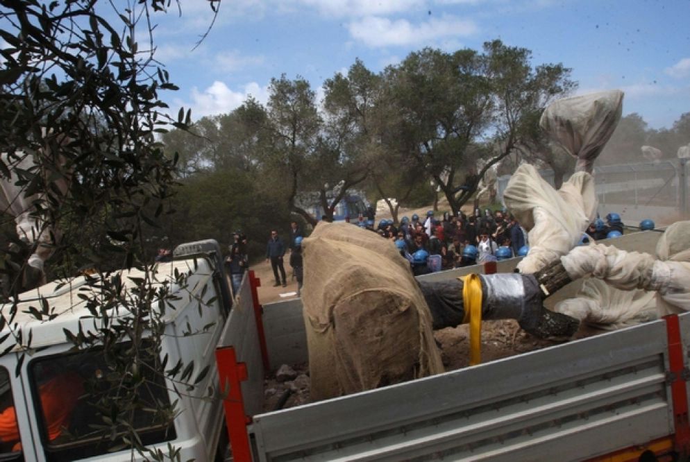 Gli ulivi vengono portati via (Ansa)