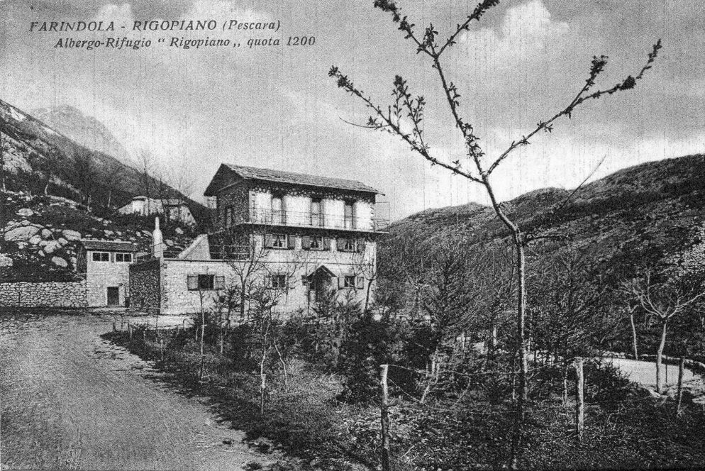 Una immagine storica del rifugio Rigopiano (Ansa, per concessione di Luciano Gelsumino)