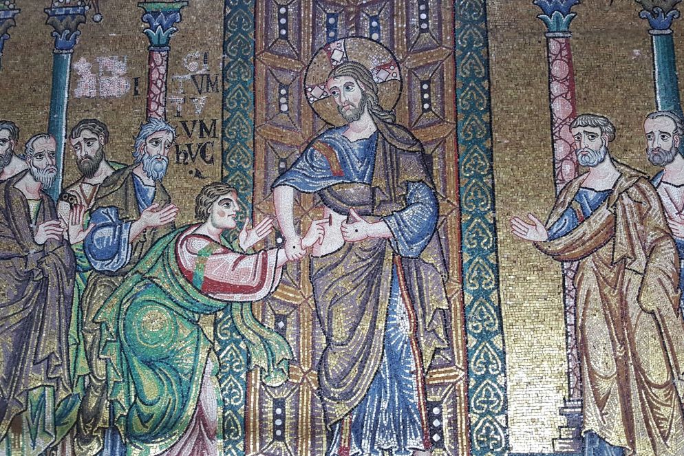 Uno dei mosaici rappresenta il Cristo Risorto che prende la mano di San Tommaso e la infila nel proprio costato