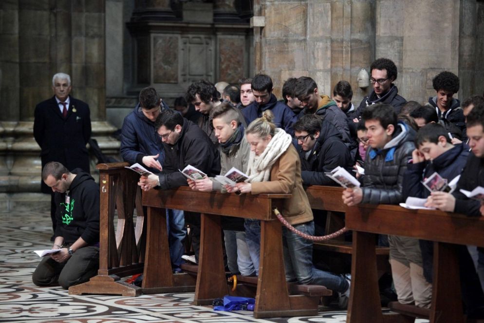 Un momento di preghiera nel Duomo di Milano (foto Fotogramma)