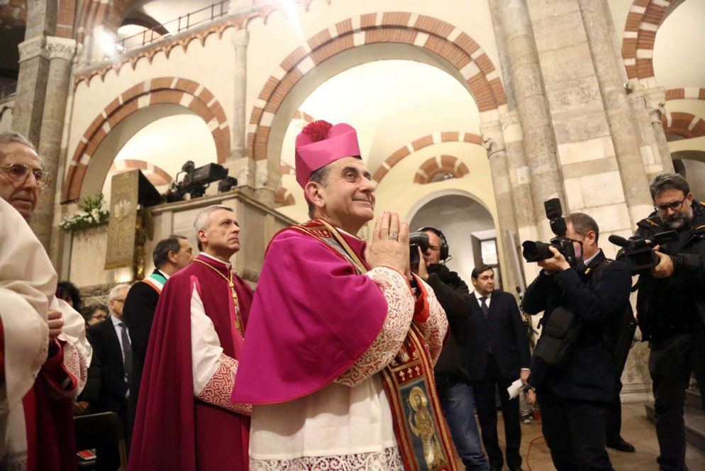L'arcivescovo di Milano, Mario Delpini, durante i Primi Vespri per la festa di sant'Ambrogio