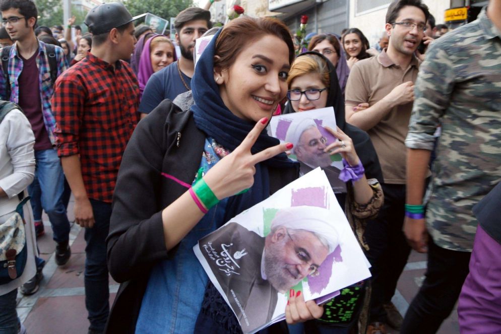 L'esultanza a Teheran di una sostenitrice di Rohani (Epa)