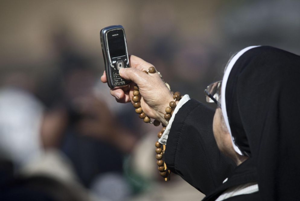 Una religiosa in piazza San Pietro