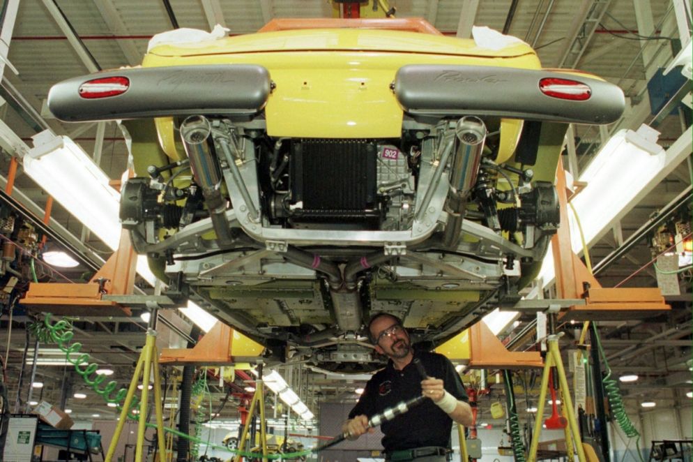 Un operaio al lavoro in una catena di montaggio di una fabbrica Chrysler nel 2004 (Ansa)