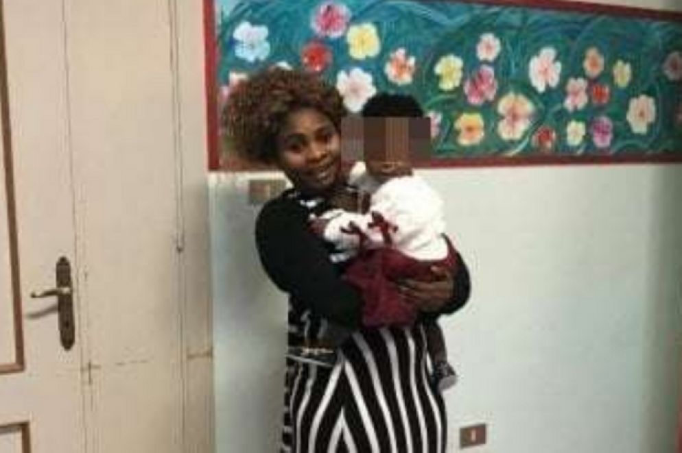 Joy Peter e la figlia Princess hanno impersonato la Madonna e il Bambino nel presepe vivente di Chieti