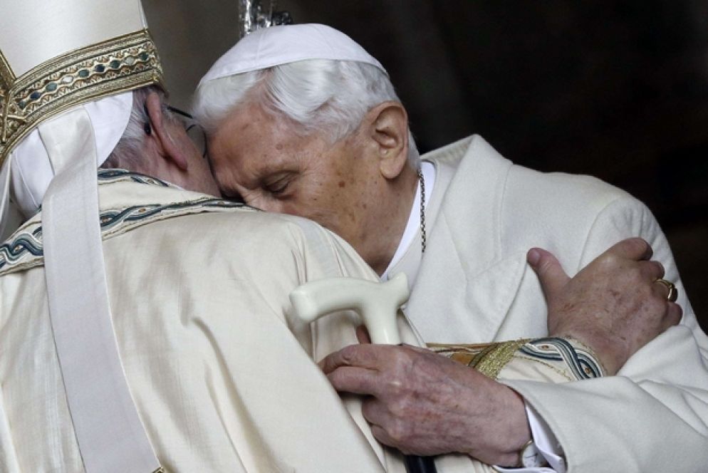 L'abbraccio di Benedetto VI a Francesco (Ansa)