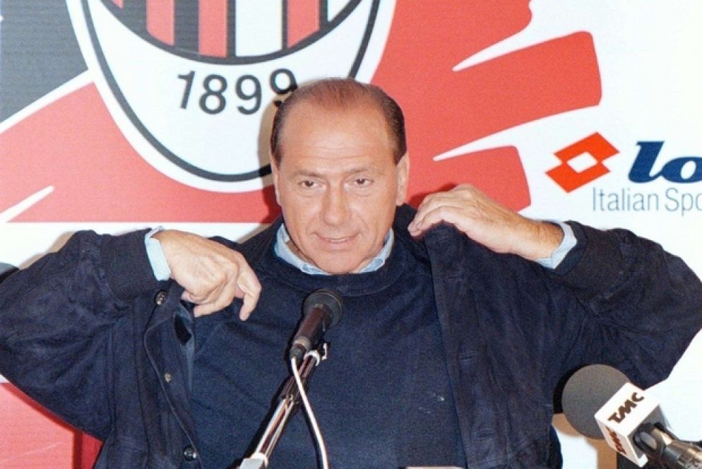 Berlusconi a una conferenza stampa del 1996 (Ansa)