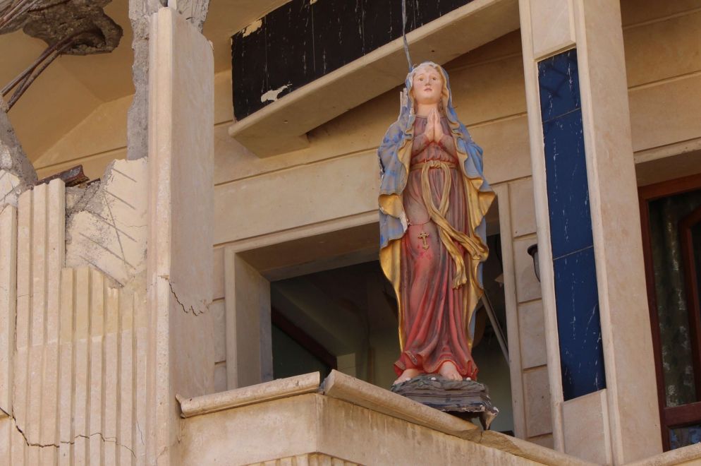 Una madonna sopravvissuta alla distruzione di una chiesa a Qaraqosh