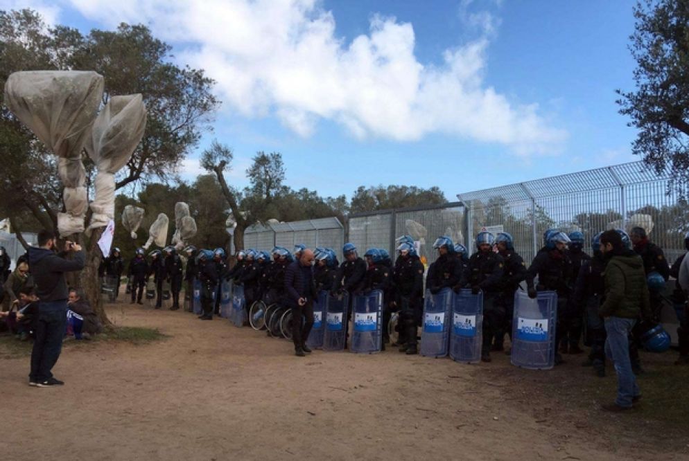 La polizia in tenuta anti-sommossa (Ansa)