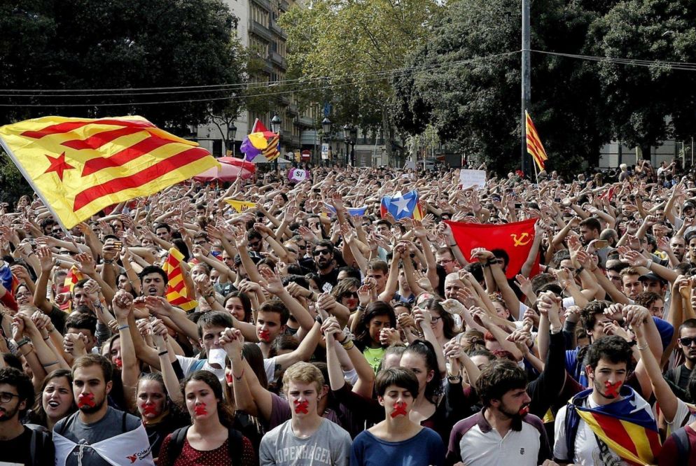 Studenti manifestano a Barcellona contro la polizia spagnola (Ansa)