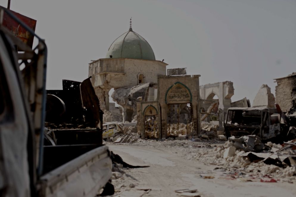 La piazza antistante la moschea al Nouri nella città vecchia di Mosul è coperta dalle macerie