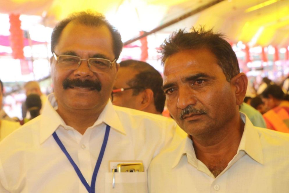 L'assassino di suor Rani, Samandar Singh, in lacrime con il fratello della vittima (foto Anto Akkara)