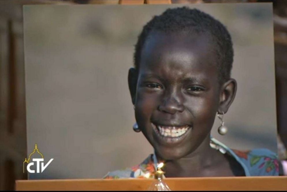 Un'immagine delle vittime della violenza esposta durante la cerimonia per il Congo e il Sud Sudan