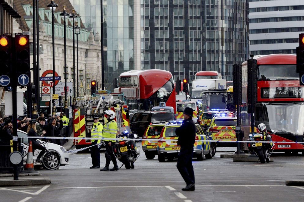 Forze di sicurezza davanti a Westminster (Ansa)