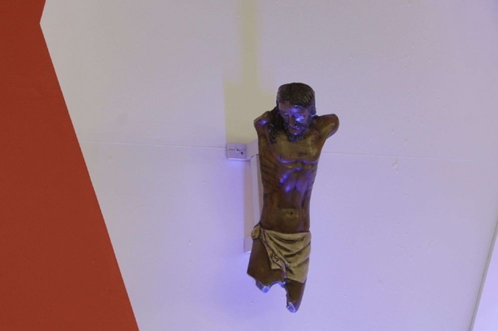 Il crocifisso mutilato (Ansa)