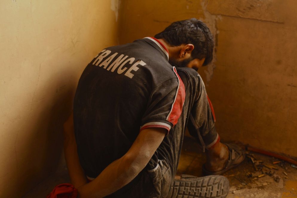 Il prigioniero di Daesh, Mashaan Ahmad, legato contro il muro, attende di essere interrogato dalle forze speciali irachene