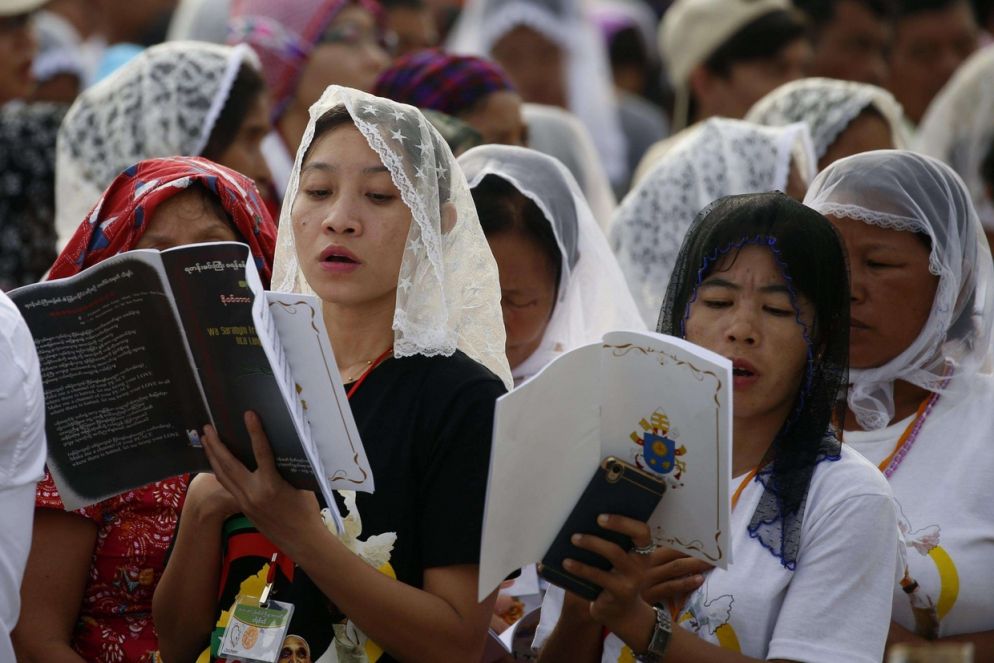 Fedeli alla Messa celebrata dal Papa a Yangon (Ansa)