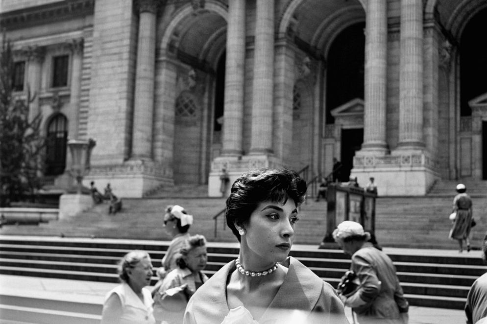New York Public Library, New York, 1952 ca. © Vivian Maier/Maloof Collection, Courtesy Howard Greenberg Gallery, New York.