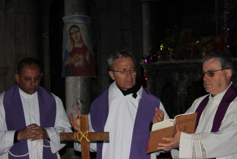 Monsignor Francesco Cavina, vescovo di Carpi, celebra l'Eucaristia nella cattedrale dell'Immacolara concezione a Qaraqosh