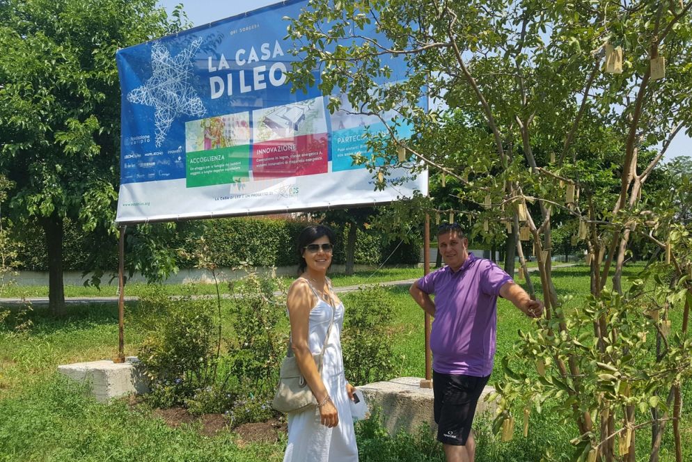 La mamma e don Andrea a primavera sul luogo in cui oggi sorge la Casa di Leo