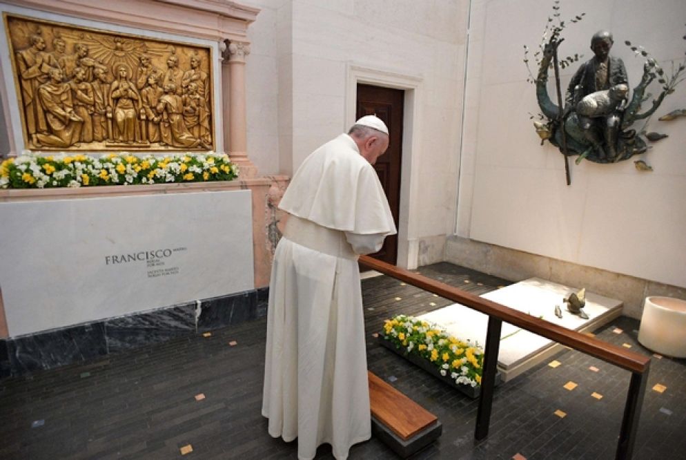 Il Papa prega sulla tomba di san Francesco Marto (Ansa)